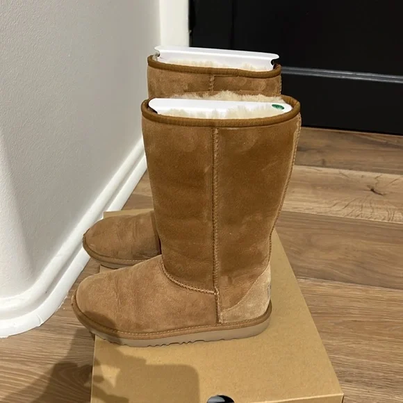 Ugg - classic fall boot in chestnut. Big kid size 4 (similar to women’s 6, imo) - Picture 2 of 6
